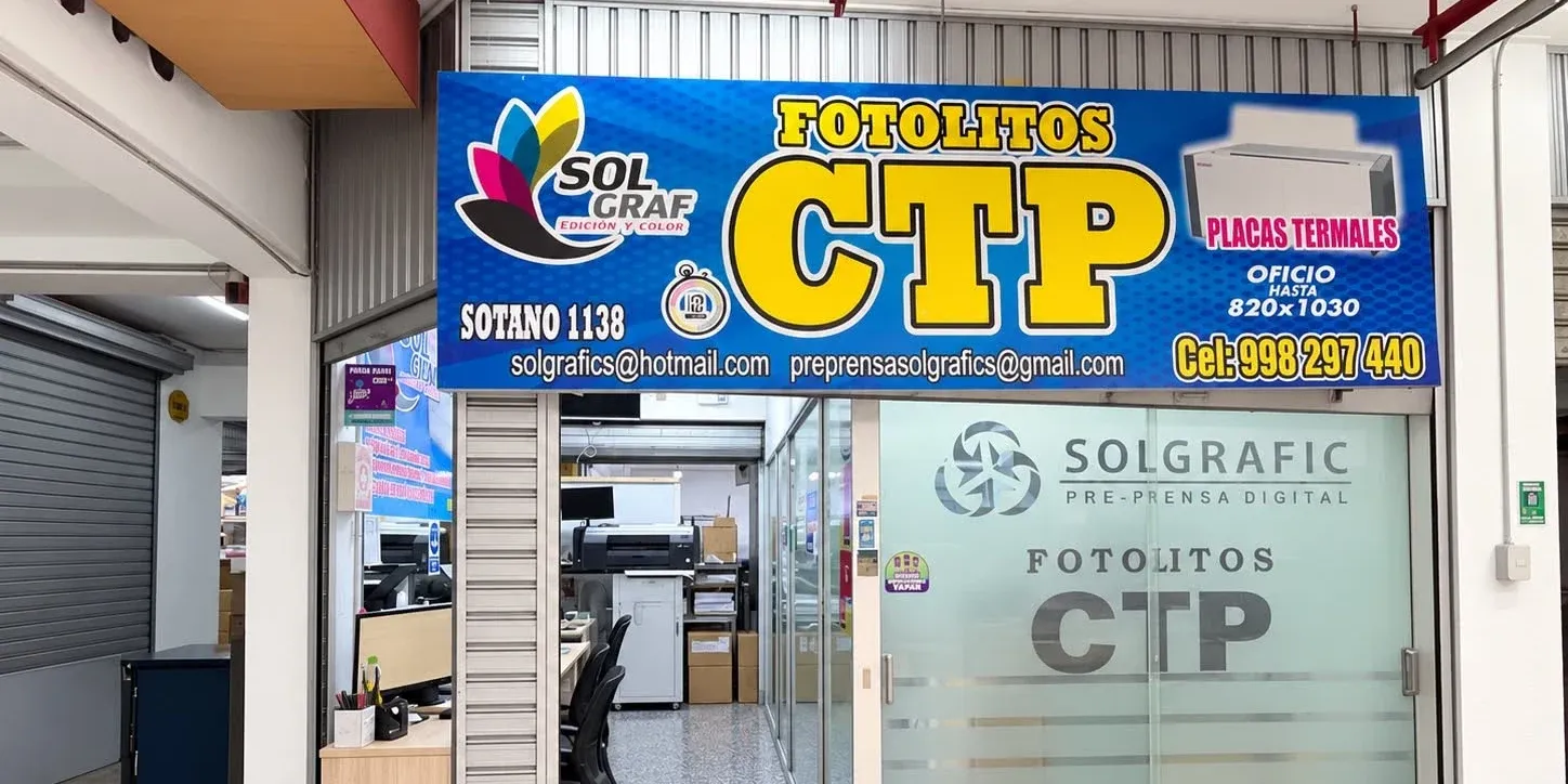 Fachada del stand 1138 de Edición y Color en el sótano de Unicentro, con letrero de fotolitos y CTP